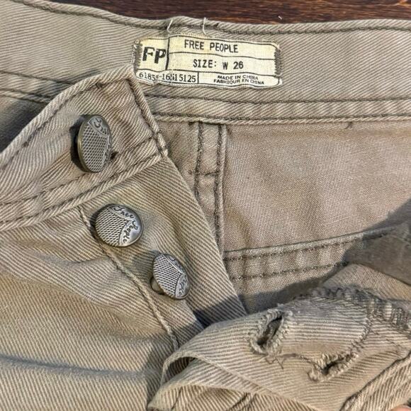 FREE PEOPLE Shark Bite Shorts Womens 26 Washed green Button Fly Frayed Trim - Picture 2 of 5